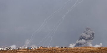 Ο IDF ανακοίνωσε ότι δεκάδες αεροπορικές επιδρομές έπληξαν τρομοκρατικούς στόχους στη Γάζα την Παρασκευή