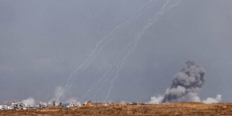 Ο IDF ανακοίνωσε ότι δεκάδες αεροπορικές επιδρομές έπληξαν τρομοκρατικούς στόχους στη Γάζα την Παρασκευή