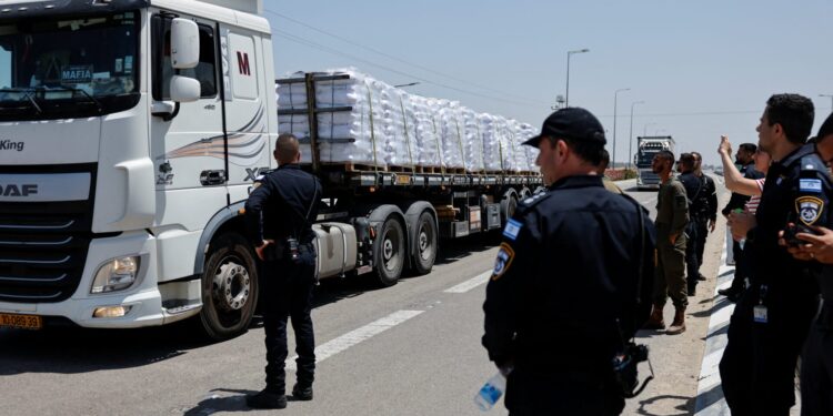 Εκατό φορτηγά με αλεύρι, παιδικές τροφές και ιατρικό εξοπλισμό εισήλθαν σήμερα στη Γάζα