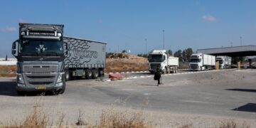 Το Ισραήλ ανακοίνωσε ότι 83 φορτηγά με ανθρωπιστική βοήθεια εισήλθαν στη Γάζα την Παρασκευή