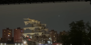 Νέα Υόρκη: «Βλέπαμε ανθρώπους να κρέμονται από τα κατάρτια»