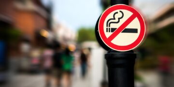 Επεκτείνεται στους εξωτερικούς χώρους το κάπνισμα