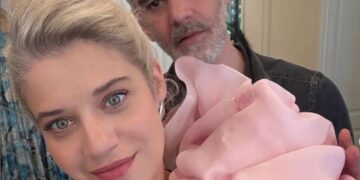 Ανακοίνωσε τη βαθμολογία της Ελλάδας στον τελικό της Eurovision 2025 με φουσκωμένη κοιλίτσα