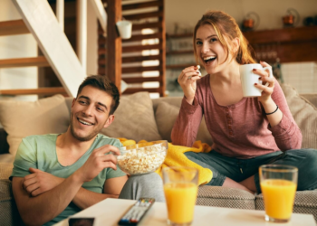 Αν έχετε αυτές τις 7 βραδινές συνήθειες με τον σύντροφό σας, η σχέση σας είναι πιο δυνατή από το 95% των ζευγαριών