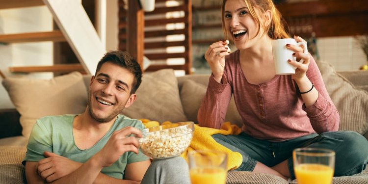 Αν έχετε αυτές τις 7 βραδινές συνήθειες με τον σύντροφό σας, η σχέση σας είναι πιο δυνατή από το 95% των ζευγαριών