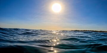 Οι ωκεανοί… σκοτεινιάζουν και απειλούνται τα θαλάσσια οικοσυστήματα αλλά και οι άνθρωποι