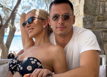 Το πανό μετά την πρόταση γάμου από τον Παναγιώτη Κουτσουμπή