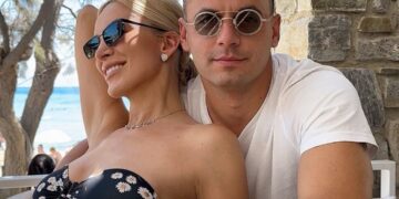 Το πανό μετά την πρόταση γάμου από τον Παναγιώτη Κουτσουμπή