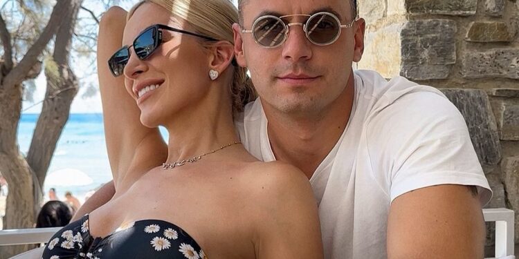 Το πανό μετά την πρόταση γάμου από τον Παναγιώτη Κουτσουμπή