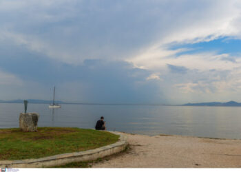 Καιρός: Ενισχυμένοι άνεμοι και ανεβασμένη θερμοκρασία σήμερα διώχνουν τη σκόνη