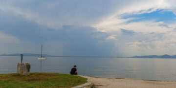 Καιρός: Ενισχυμένοι άνεμοι και ανεβασμένη θερμοκρασία σήμερα διώχνουν τη σκόνη