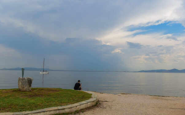Καιρός: Ενισχυμένοι άνεμοι και ανεβασμένη θερμοκρασία σήμερα διώχνουν τη σκόνη