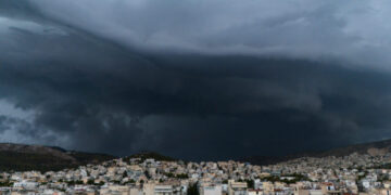 Καιρός: Βροχές σήμερα στα ηπειρωτικά και διατήρηση του… κοκτέιλ «σκόνη και υψηλές θερμοκρασίες»