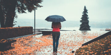 Καιρός – Τσατραφύλλιας: Θερμικές καταιγίδες και βαρομετρικό χαμηλό φέρνουν «μίνι φθινόπωρο»