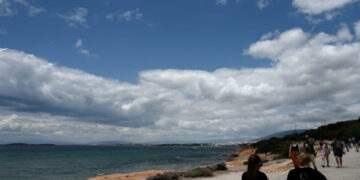 Κάτι από άνοιξη θυμίζει πάλι ο καιρός σήμερα με «30άρια» και εξασθενημένους ανέμους