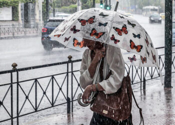 Καιρός: Βροχερό παραμένει το σκηνικό σήμερα με τη σκόνη να… μετακινείται προς τα νότια