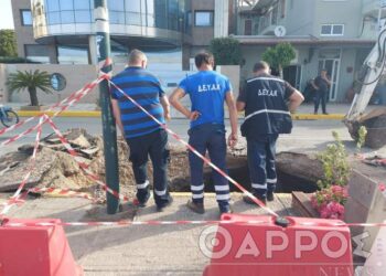 Άνοιξε μεγάλη τρύπα σε δρόμο στο κέντρο της Καλαμάτας