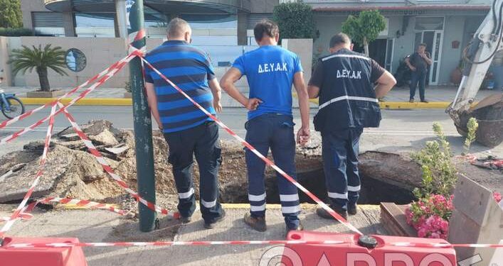 Άνοιξε μεγάλη τρύπα σε δρόμο στο κέντρο της Καλαμάτας