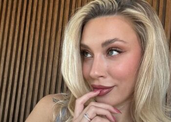 Στην παραλία η Γαρυφαλλιά Καληφώνη