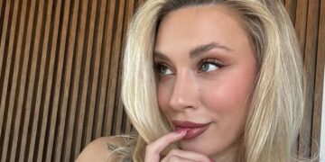 Στην παραλία η Γαρυφαλλιά Καληφώνη