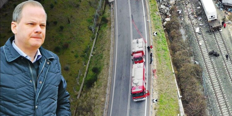 Πώς απαντά στις κατηγορίες ο Καραμανλής