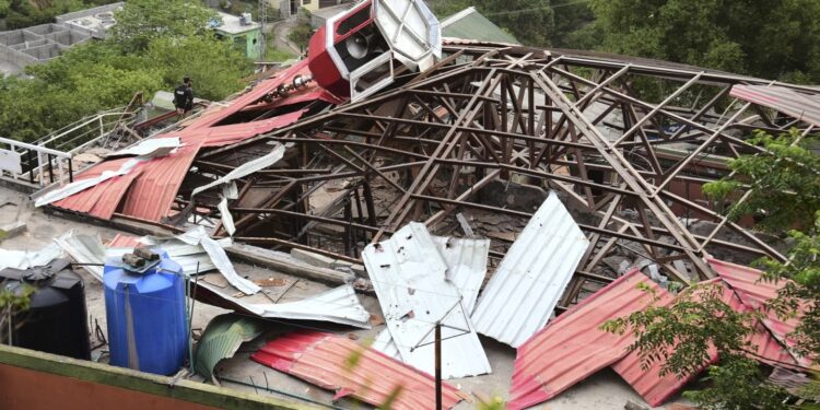 Ινδία– Πακιστάν: Σκηνικό πολέμου στο Κασμίρ με τουλάχιστον 36 νεκρούς από πυρά και βομβαρδισμούς
