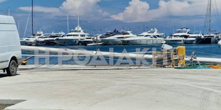 Ρόδος: Κατάρτι πλοίου αποκολλήθηκε και προκάλεσε ζημίες στο λιμάνι Μανδρακίου