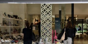 Σημάδια «κόπωσης» εμφανίζουν τα έσοδα του λιανεμπορίου