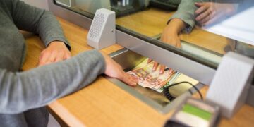 Οι δήμοι «βάζουν χέρι» στις τραπεζικές καταθέσεις πολιτών με οφειλές