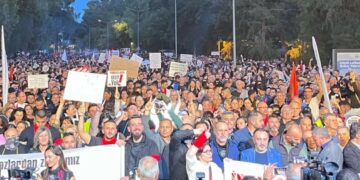 Διαδηλώσεις και γενική απεργία στα Κατεχόμενα κατά της υιοθέτησης του μέτρου της χρήσης μαντίλας σε δημόσια λύκεια