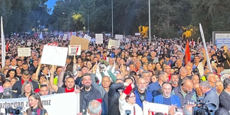 Διαδηλώσεις και γενική απεργία στα Κατεχόμενα κατά της υιοθέτησης του μέτρου της χρήσης μαντίλας σε δημόσια λύκεια