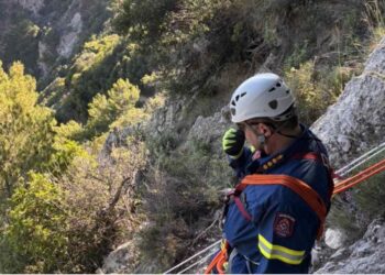 Βίντεο από τη στιγμή διάσωσης 65χρονης τουρίστριας που εγκλωβίστηκε σε γκρεμό