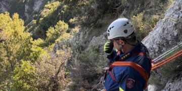 Βίντεο από τη στιγμή διάσωσης 65χρονης τουρίστριας που εγκλωβίστηκε σε γκρεμό