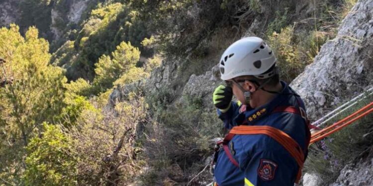 Βίντεο από τη στιγμή διάσωσης 65χρονης τουρίστριας που εγκλωβίστηκε σε γκρεμό
