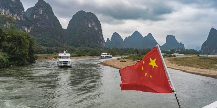 Τρεις νεκροί και 60 τραυματίες μετά από βύθιση δύο σκαφών που μετέφεραν τουρίστες