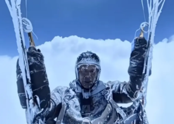 Incredible adventure for a paraglider: Wind dragged him and he nearly froze at 8,000 meters altitude – See the video