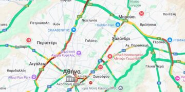 Στο «κόκκινο» Κηφισός και Αττική Οδός έπειτα από τροχαία ατυχήματα – Στο ένα ενεπλάκη και ασθενοφόρο