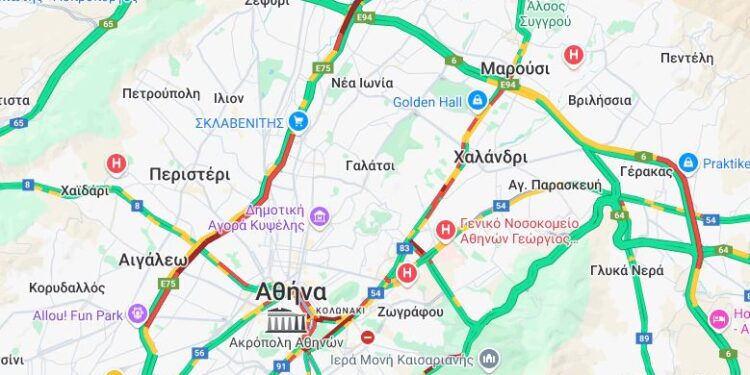 Στο «κόκκινο» Κηφισός και Αττική Οδός έπειτα από τροχαία ατυχήματα – Στο ένα ενεπλάκη και ασθενοφόρο