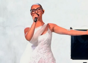 Claudia: See the dress change in the Eurovision performance (video)