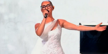 Claudia: See the dress change in the Eurovision performance (video)