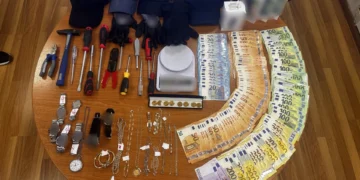 Χειροπέδες σε σπείρα διαρρηκτών – 9 συλλήψεις