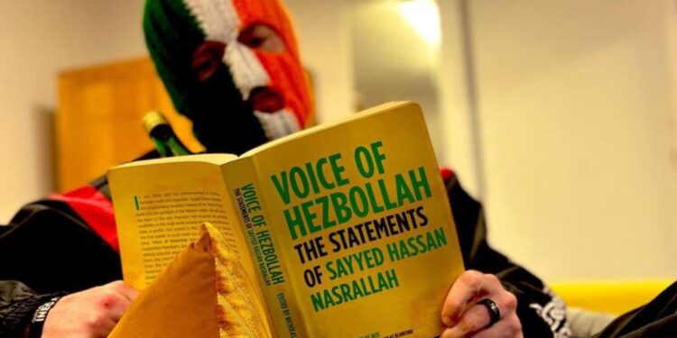 Βρετανία: Το συγκρότημα Kneecap αρνείται ότι στηρίζει τη Χεζμπολάχ – «Θα υπερασπιστούμε τον εαυτό μας»