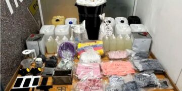 Μενίδι: Διεθνές κύκλωμα έφερνε από το Εκουαδόρ κοκαΐνη εμποτισμένη σε ρούχα – Οι ρόλοι των μελών