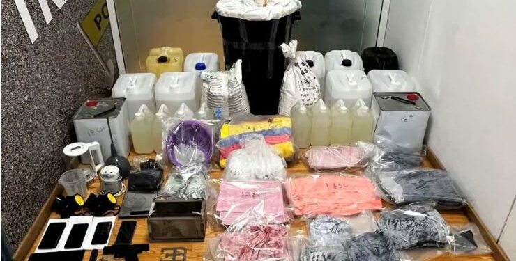 Μενίδι: Διεθνές κύκλωμα έφερνε από το Εκουαδόρ κοκαΐνη εμποτισμένη σε ρούχα – Οι ρόλοι των μελών