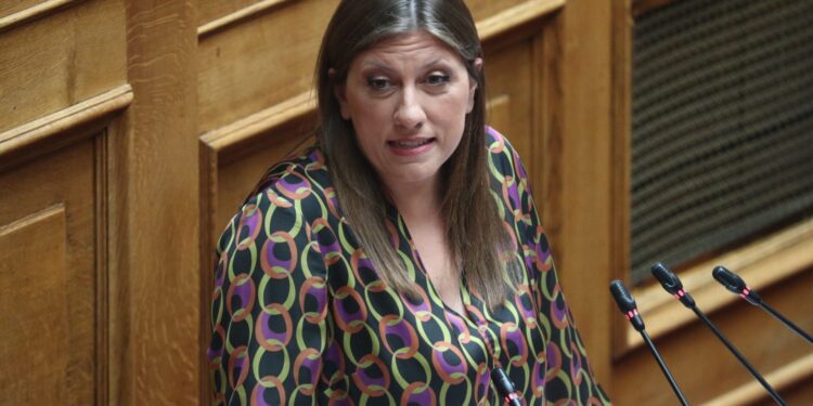 Χαρίζει ευθύνες στα εμπλεκόμενα πολιτικά πρόσωπα