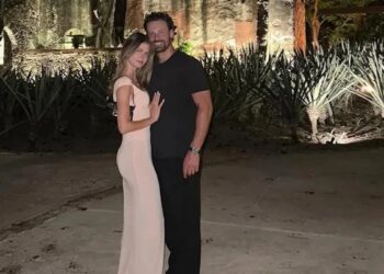 Ο αρραβωνιαστικός της Τζέικ Μέντγουελ τη βοηθά να γυρίζει τα βίντεό της στο TikTok