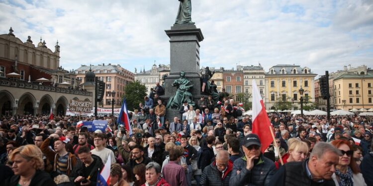 Απόπειρα ανάμειξης στις προεδρικές εκλογές με ξένη χρηματοδότηση καταγγέλλει η Βαρσοβία