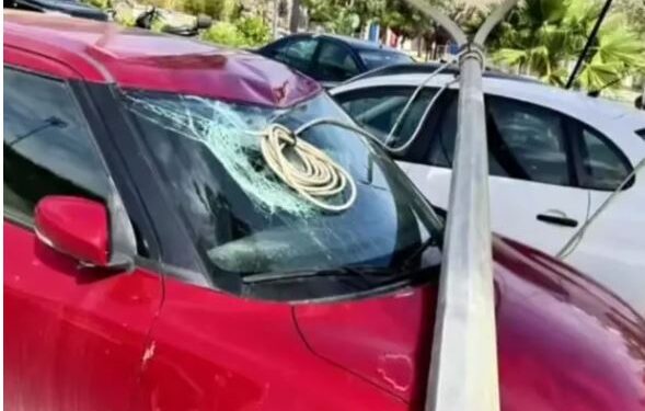 Ηράκλειο: Κολώνα φωτισμού «προσγειώθηκε» σε αυτοκίνητο – Από τύχη δεν υπήρξαν τραυματίες