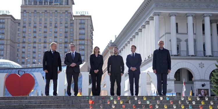 Η «Συμμαχία των Προθύμων» στο Κίεβο: Ο Μακρόν ζητεί «άμεσες συνομιλίες» Ουκρανίας- Ρωσίας, ο Μερτς απειλεί την Μόσχα με «σκληρές κυρώσεις»