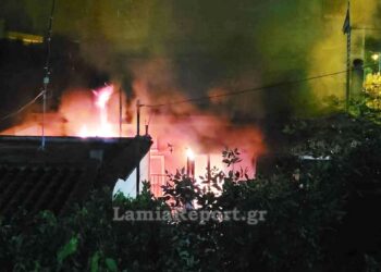 Λαμία: Σπίτι τυλίχτηκε στις φλόγες τα ξημερώματα